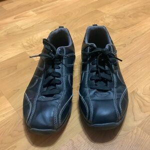 Men’s size 10 black shoe